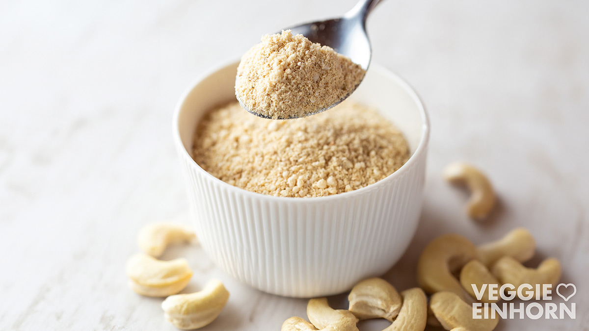 Veganen Parmesan-Ersatz selber machen aus Cashews, Sesam und Hefeflocken