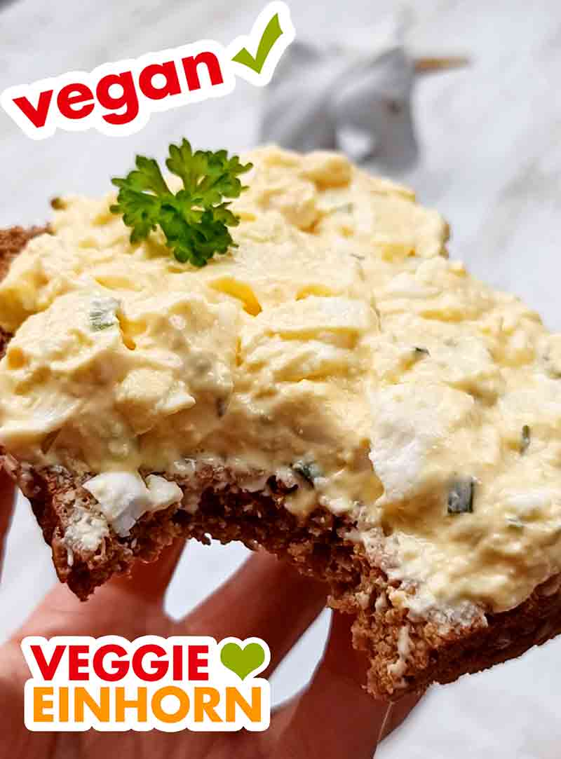 Angebissene Scheibe Brot mit veganem Eiersalat von Popp Feinkost