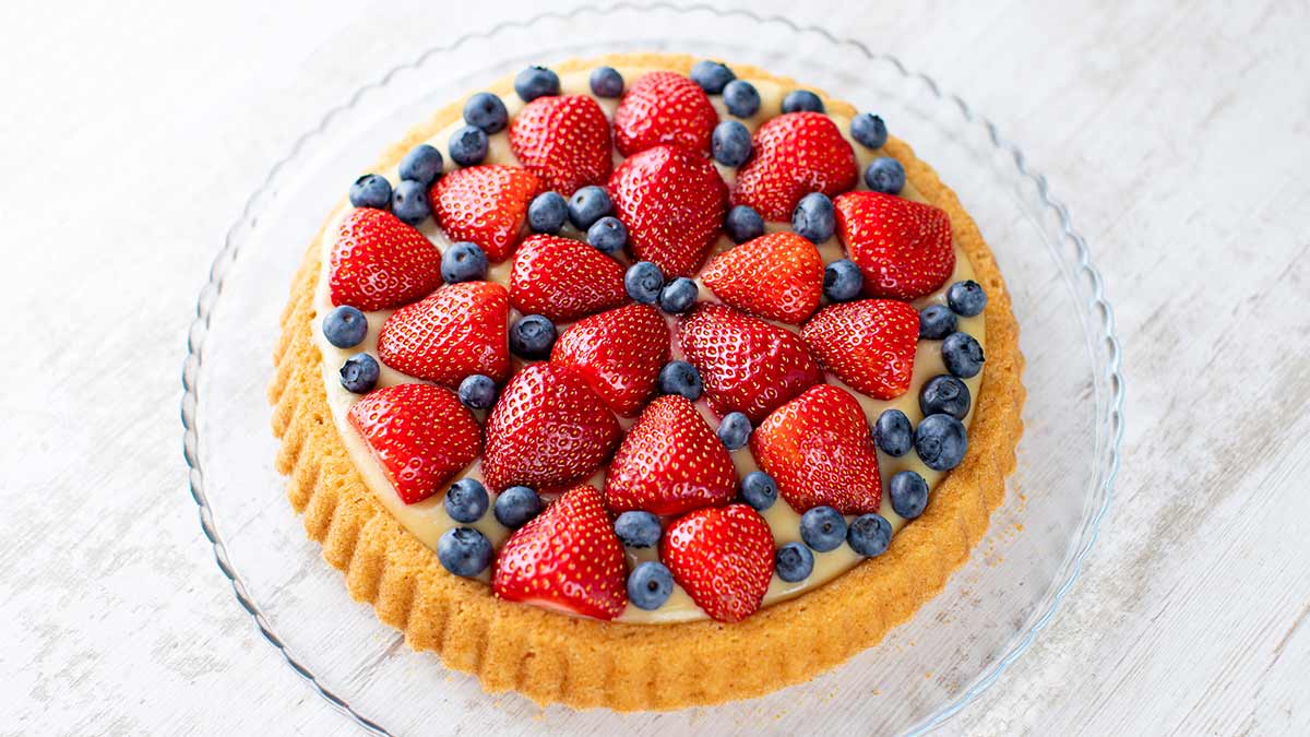 Veganer Erdbeer Blaubeer Kuchen mit Vanillepudding