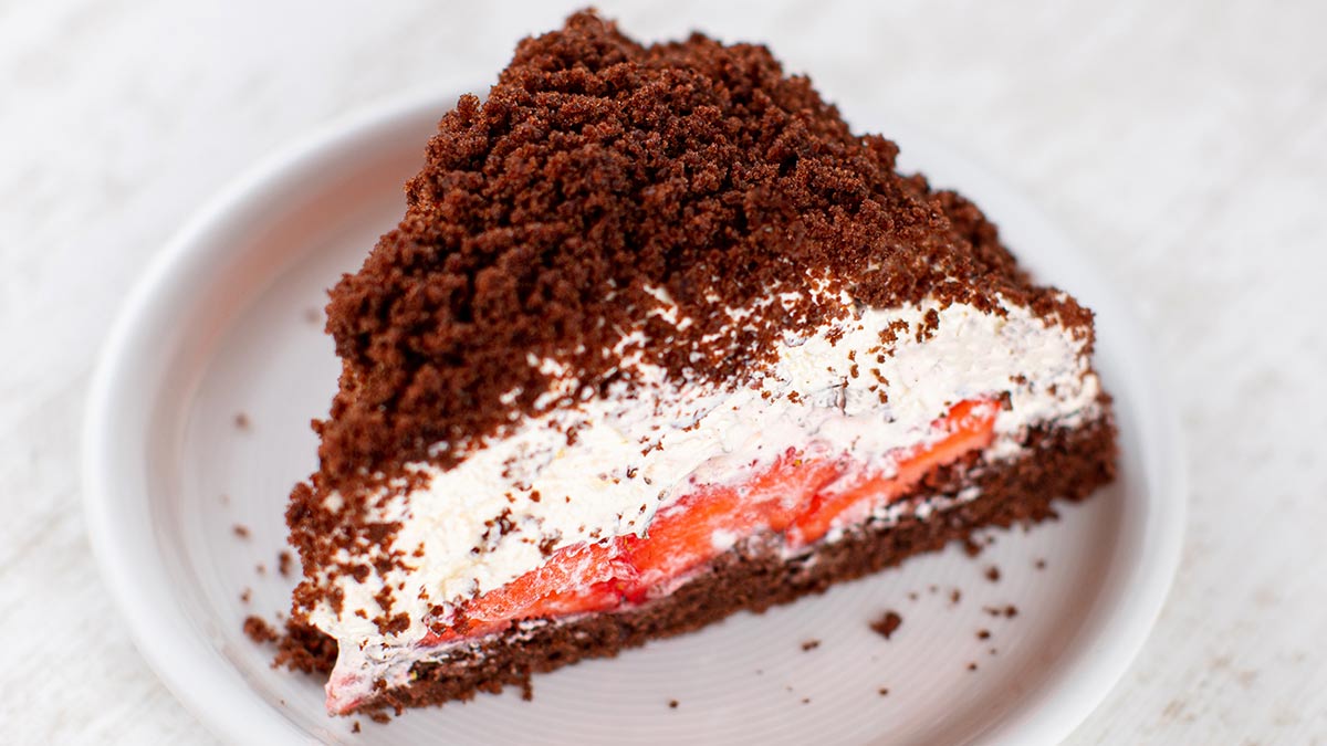 Veganer Maulwurfkuchen mit Erdbeeren