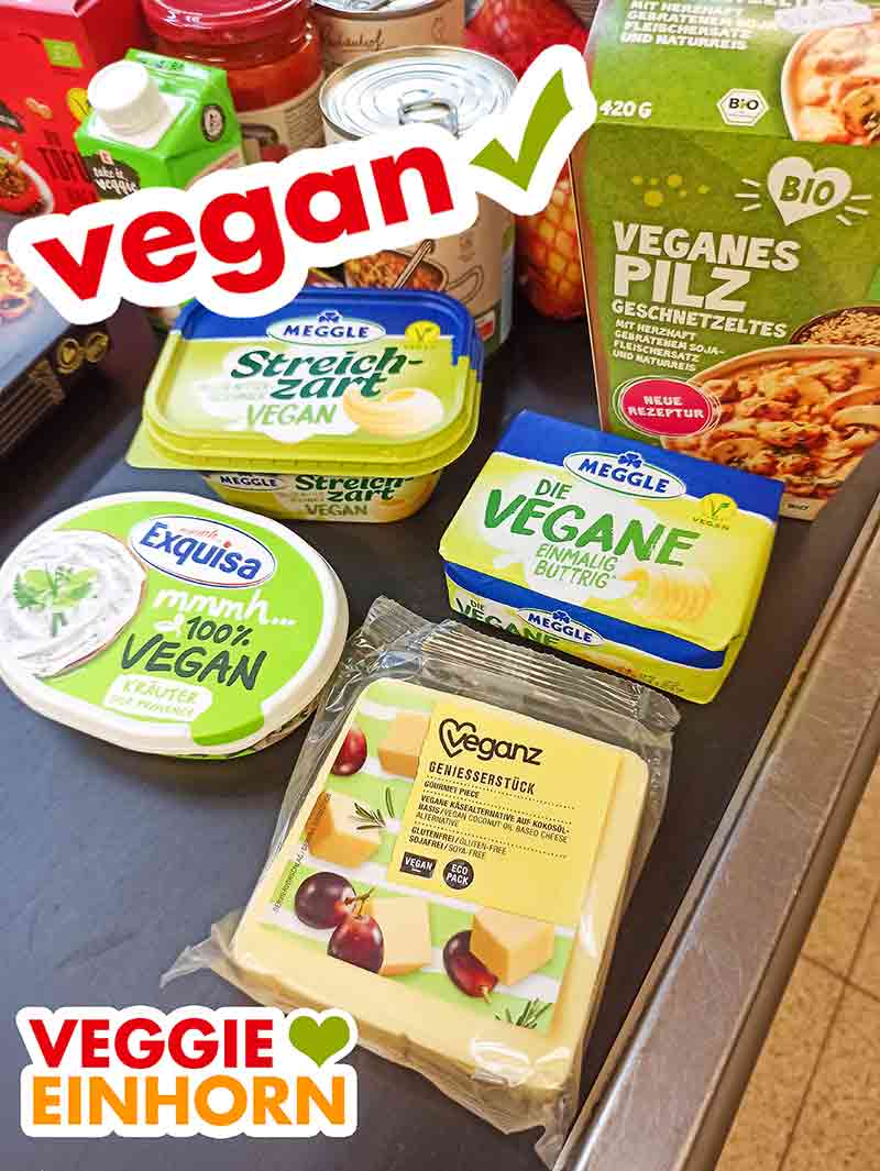 Veganer Exquisa Kräuterfrischkäse, Veganz Genießerstück und vegane Butter von Meggle auf dem Kassenband im Supermarkt