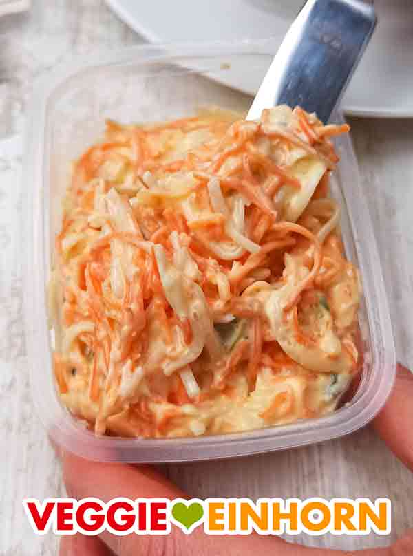 Geöffnete Packung Popp Veganer Farmersalat mit einem Messer