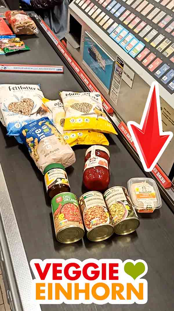 Veganer Farmersalat von Popp Feinkost auf dem Kassenband bei Rewe