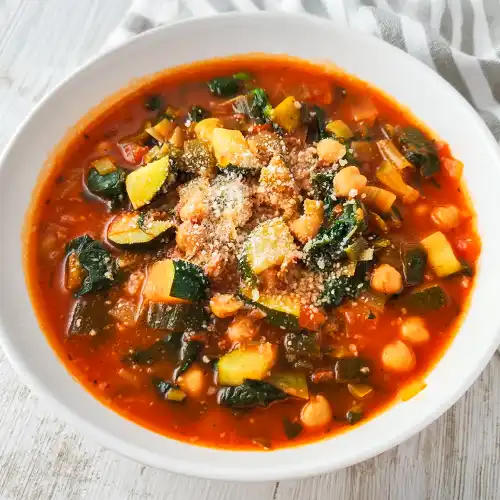 Veganer Gemüseeintopf mit Zucchini, Spinat und Kichererbsen von oben fotografiert
