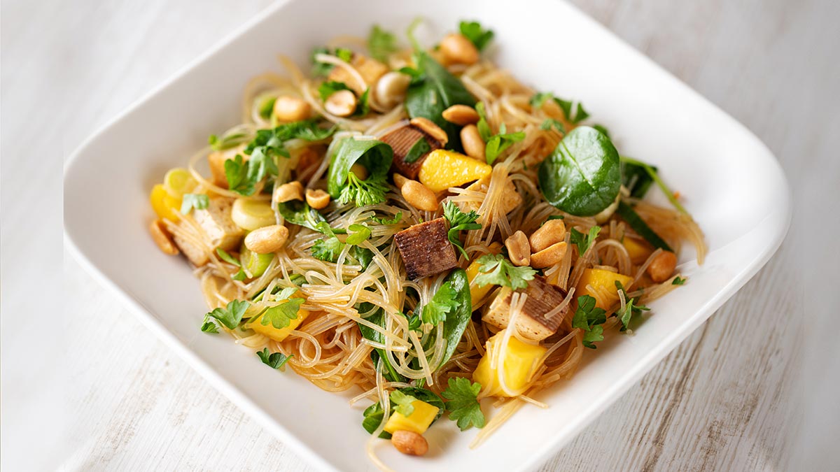 Glasnudelsalat mit Räuchertofu und Mango