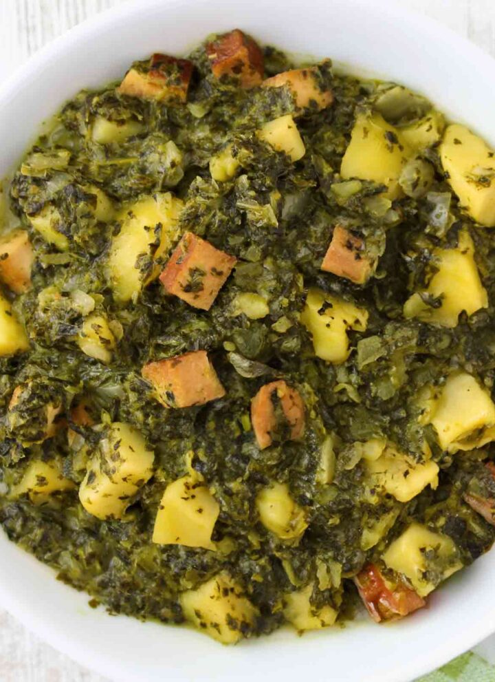 Veganer Nudelauflauf mit Räuchertofu, Lauch und Tomaten