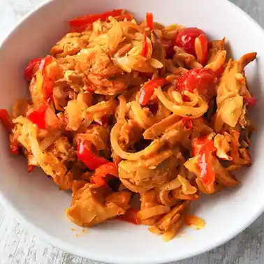 Teller mit Kritharaki-Auflauf mit veganem Gyros, Paprika, Tomaten und Zwiebeln.