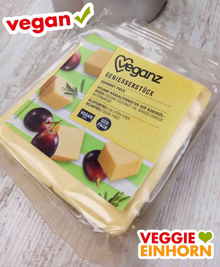 Eine Packung veganer Gouda Käse von Veganz.