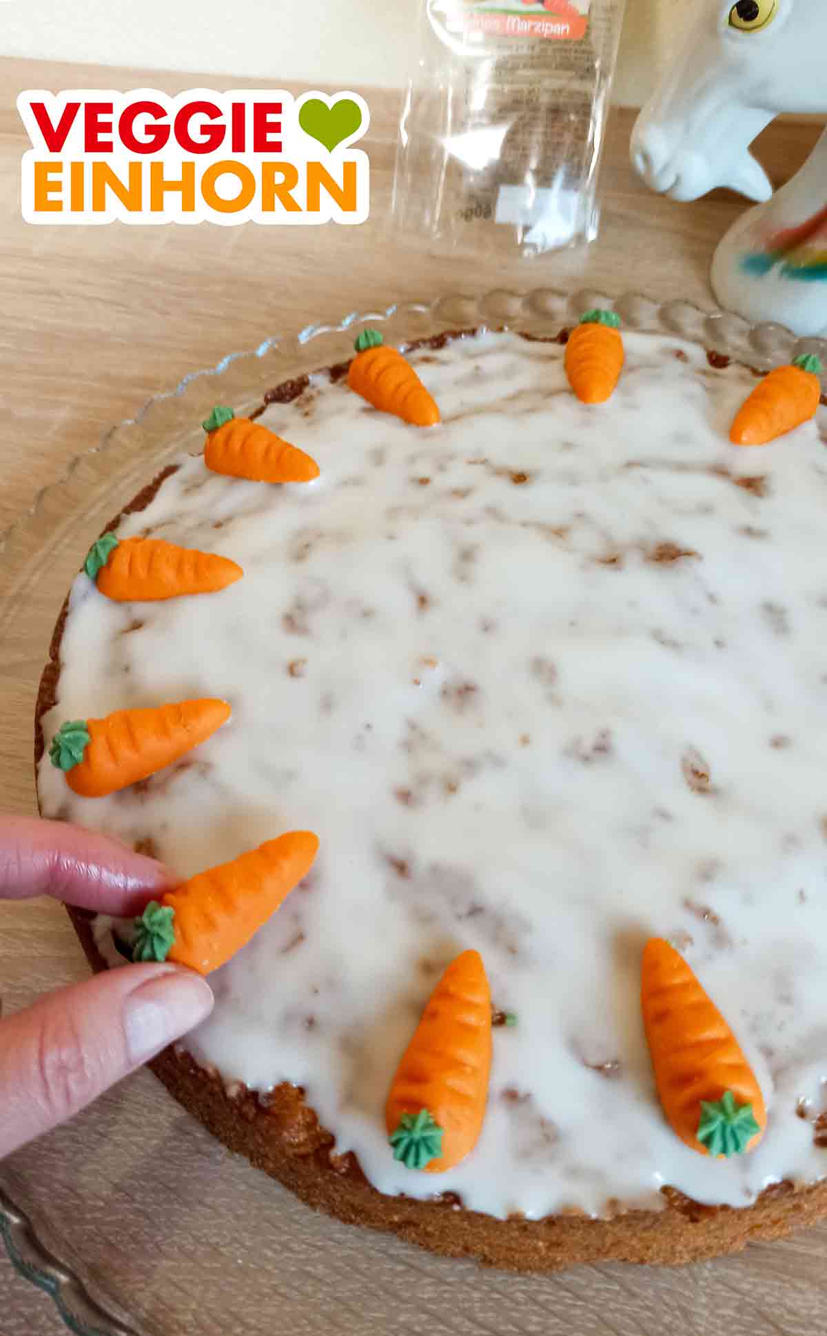 Dekorieren eines veganen Karottenkuchens mit veganen Marzipankarotten