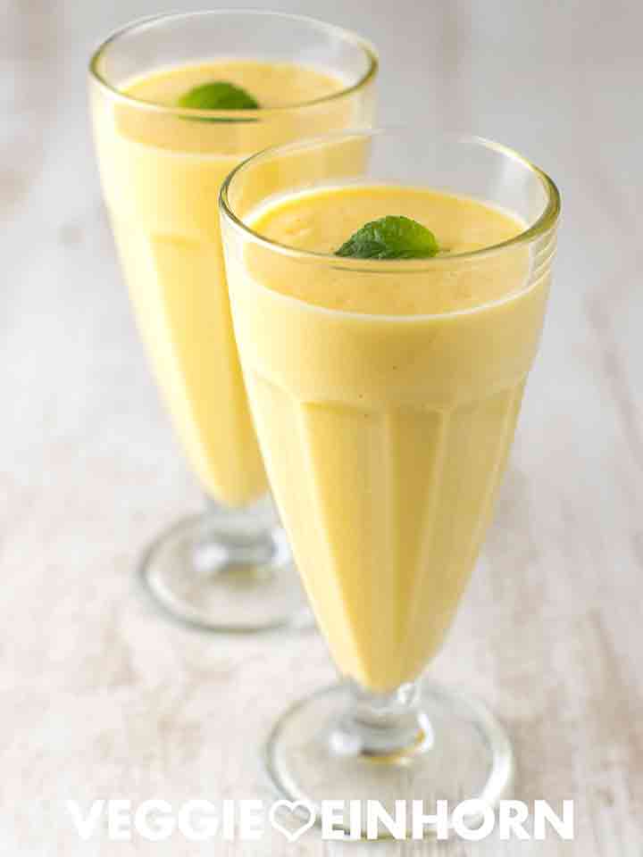 Zwei Gläser mit veganem Mango Lassi