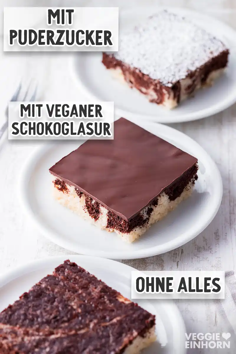 Drei Stücke veganer Marmorblechkuchen auf weißen Tellern, eines mit Puderzucker bestreut, eines mit veganer Schokoladenglasur überzogen und eines ohne zusätzliche Dekoration.