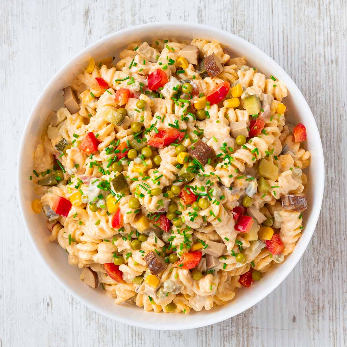 Klassischer veganer Nudelsalat mit Räuchertofu, Mayonnaise, Erbsen, Paprika, Mais und Essiggurken
