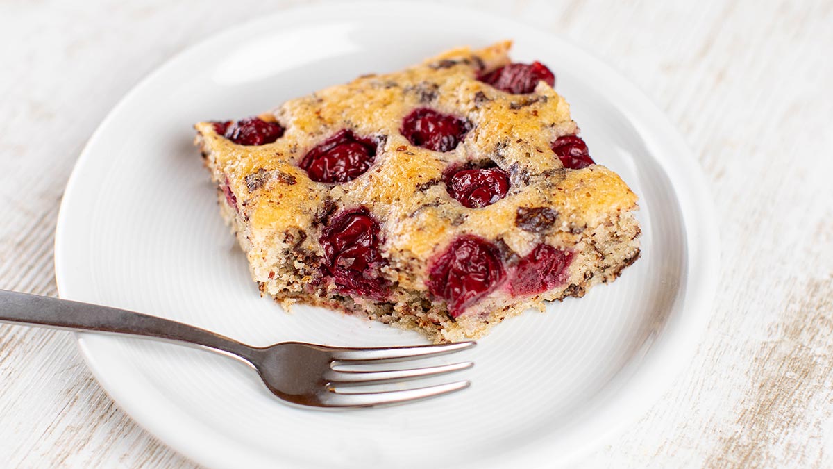 Veganer Haselnuss Kirsch Kuchen