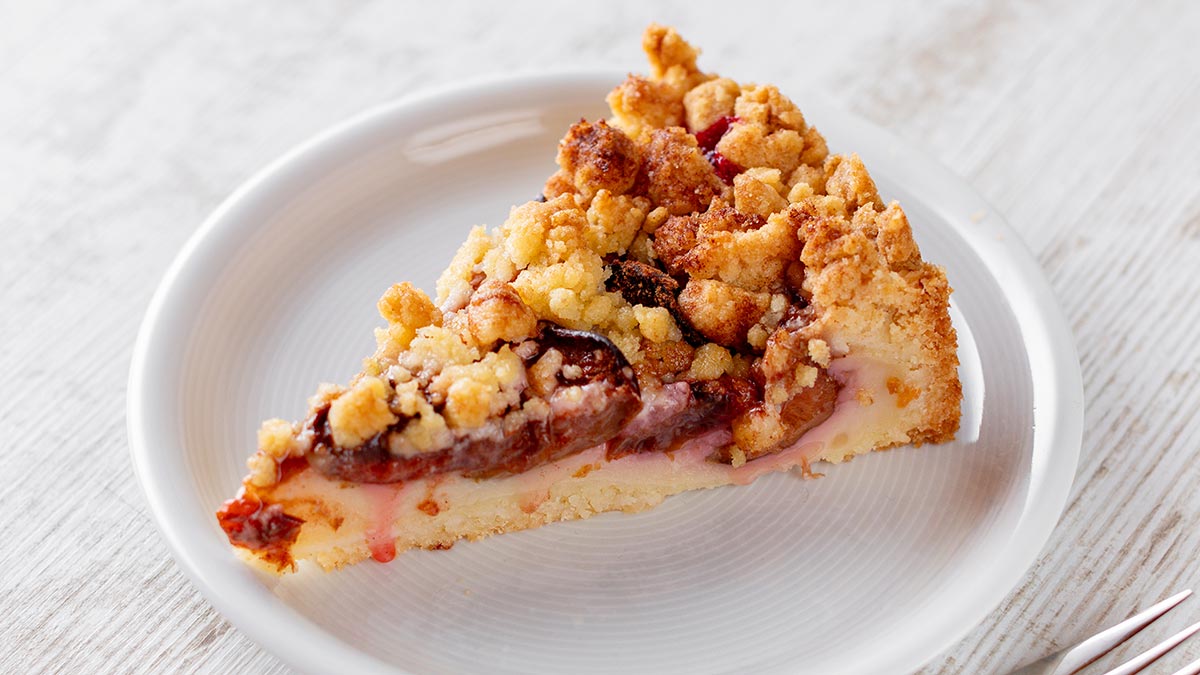 Veganer Pflaumenkuchen mit Pudding und Streuseln