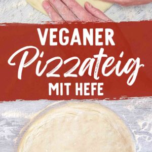 Zwei Hände formen einen runden Pizzateig aus hellem Hefeteig auf einer bemehlten Arbeitsfläche, darunter liegt ein fertig geformter runder Pizzaboden. In der Mitte der Text Veganer Pizzateig mit Hefe.