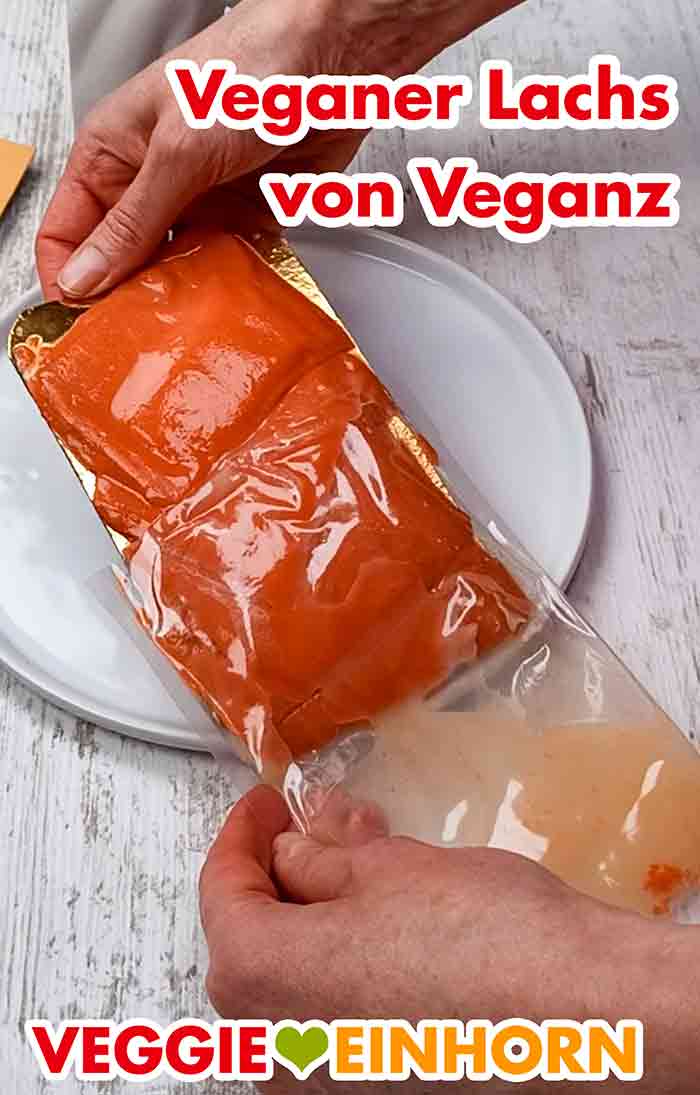 Der vegane Lachs von Veganz wird aus der Folie genommen.