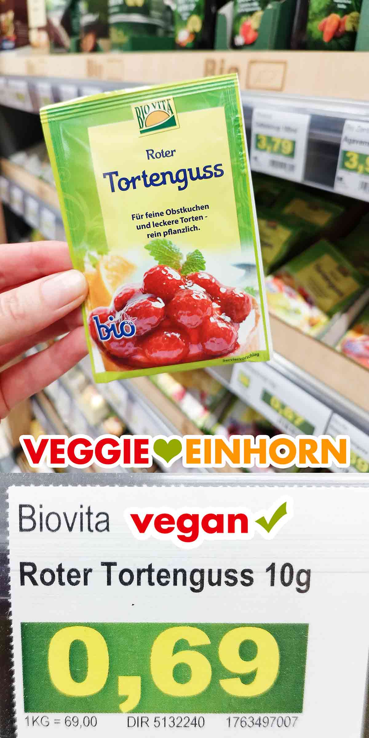 Eine Hand hält ein Päckchen veganen roten Tortenguss von Biovita