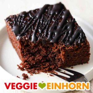 Ein Stück veganer Schoko Blechkuchen