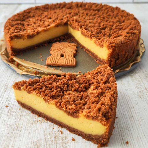 Angeschnittener veganer Käsekuchen mit Spekulatiusstreuseln und Spekulatiusboden.