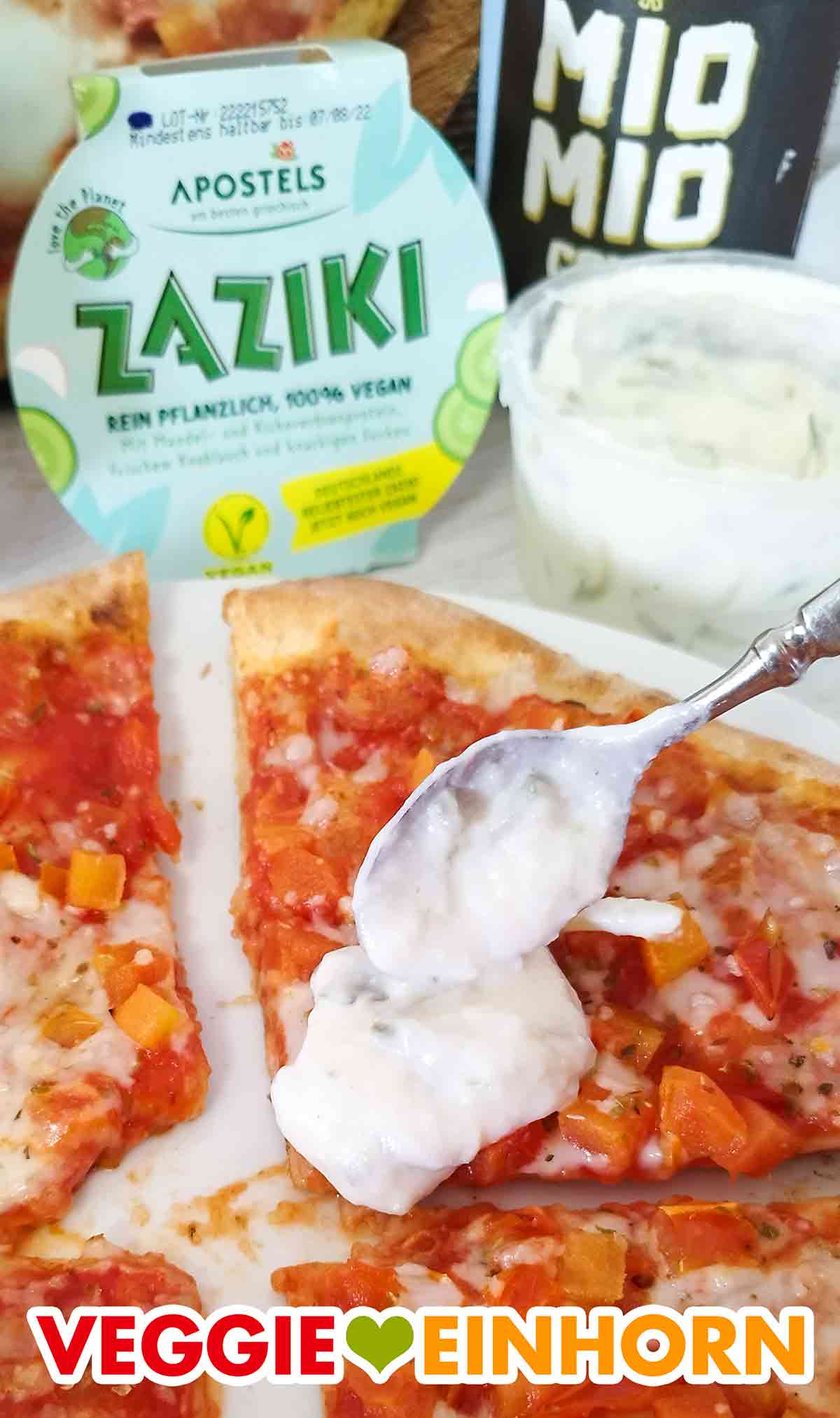 Der vegane Zaziki von Apostels wird auf die Pizza gegeben.