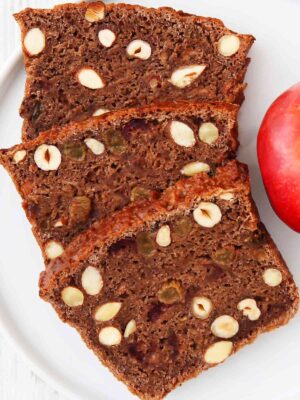 Drei Stücke veganes Apfelbrot auf einem Teller