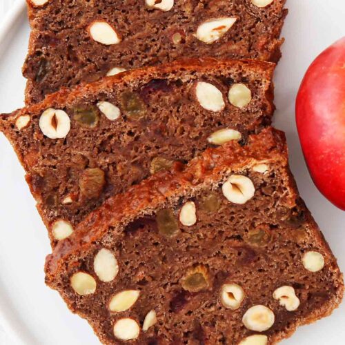 Drei Stücke veganes Apfelbrot auf einem Teller