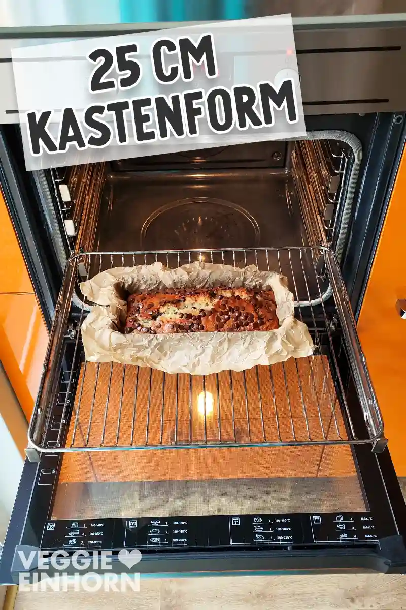 Veganes Bananenbrot in einer 25 cm langen Kastenform im geöffneten Ofen.