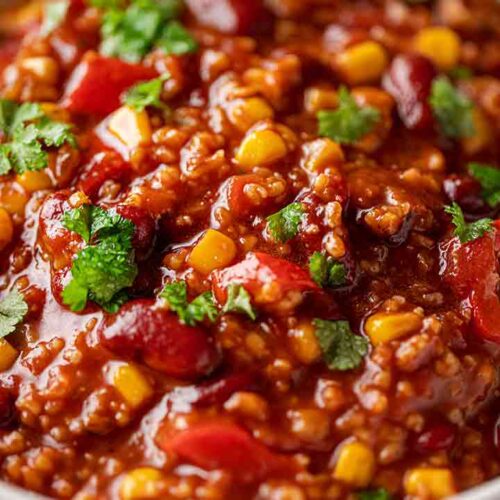 Grünkern Chili auf einem Teller