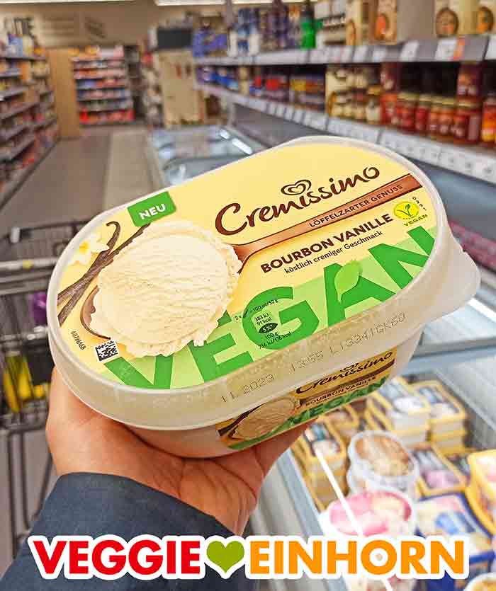 Eine Packung vegane Cremissimo Vanilleeiscreme im Edeka