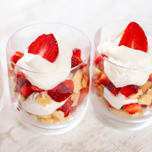 Veganes Dessert mit Erdbeeren