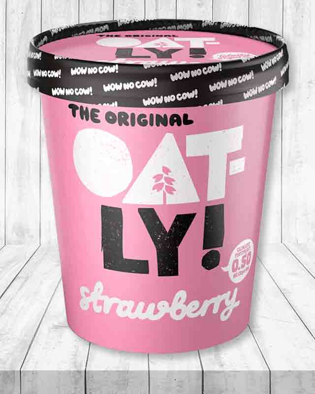 Ein Becher veganes Erdbeereis von Oatly
