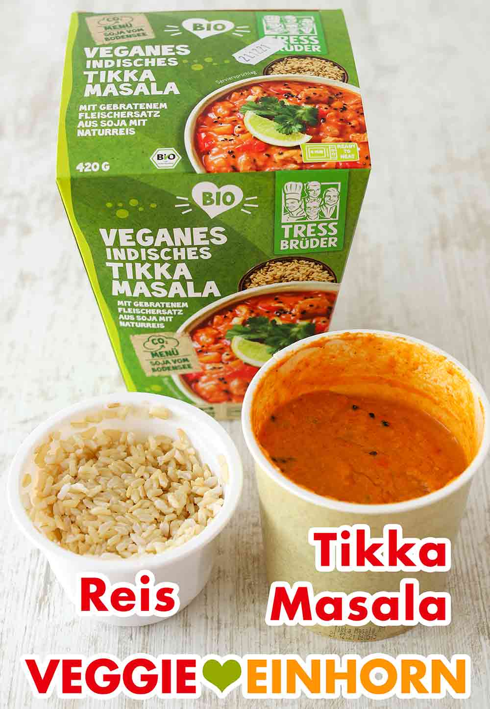 Eine Packung veganes Fertiggericht mit einem Becher Reis und einem Becher Tikka Masala