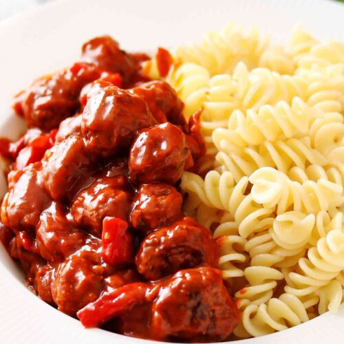 Veganes klassisches Gulasch mit Sojawürfeln