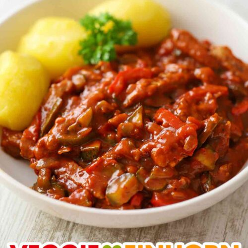 Teller mit veganem Gulasch mit Sojaschnetzeln und Gewürzgurken