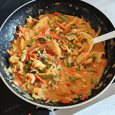 Pfanne mit cremigem veganem Hähnchen Curry in Erdnuss-Kokos-Soße mit Asia-Gemüse.