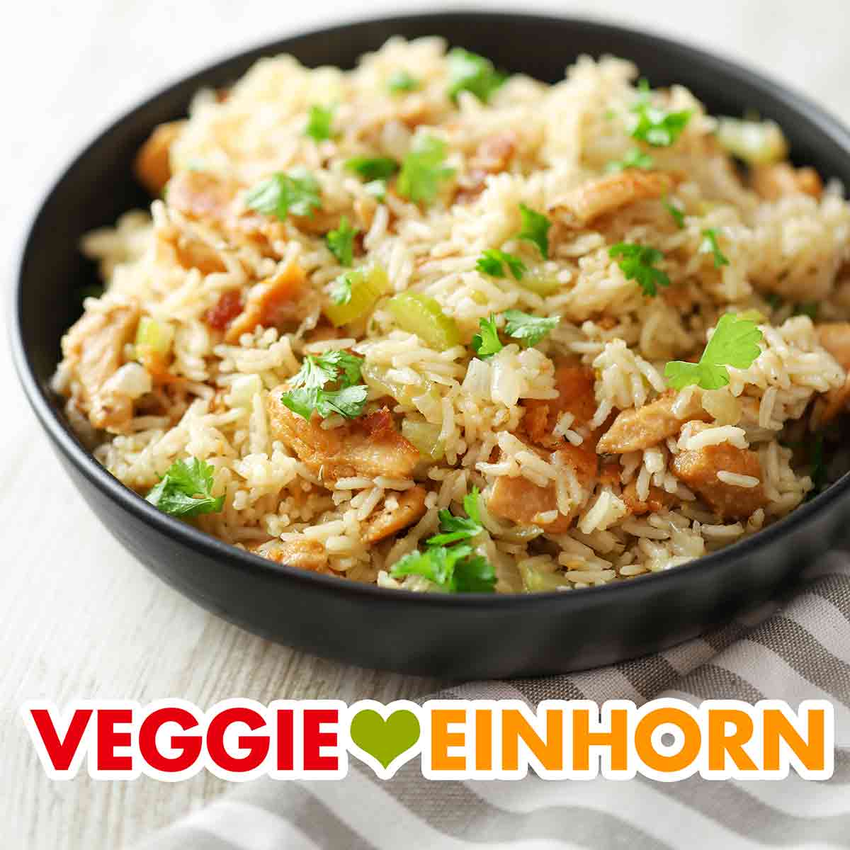 Ein Teller veganes Hähnchen mit Reis und Sellerie