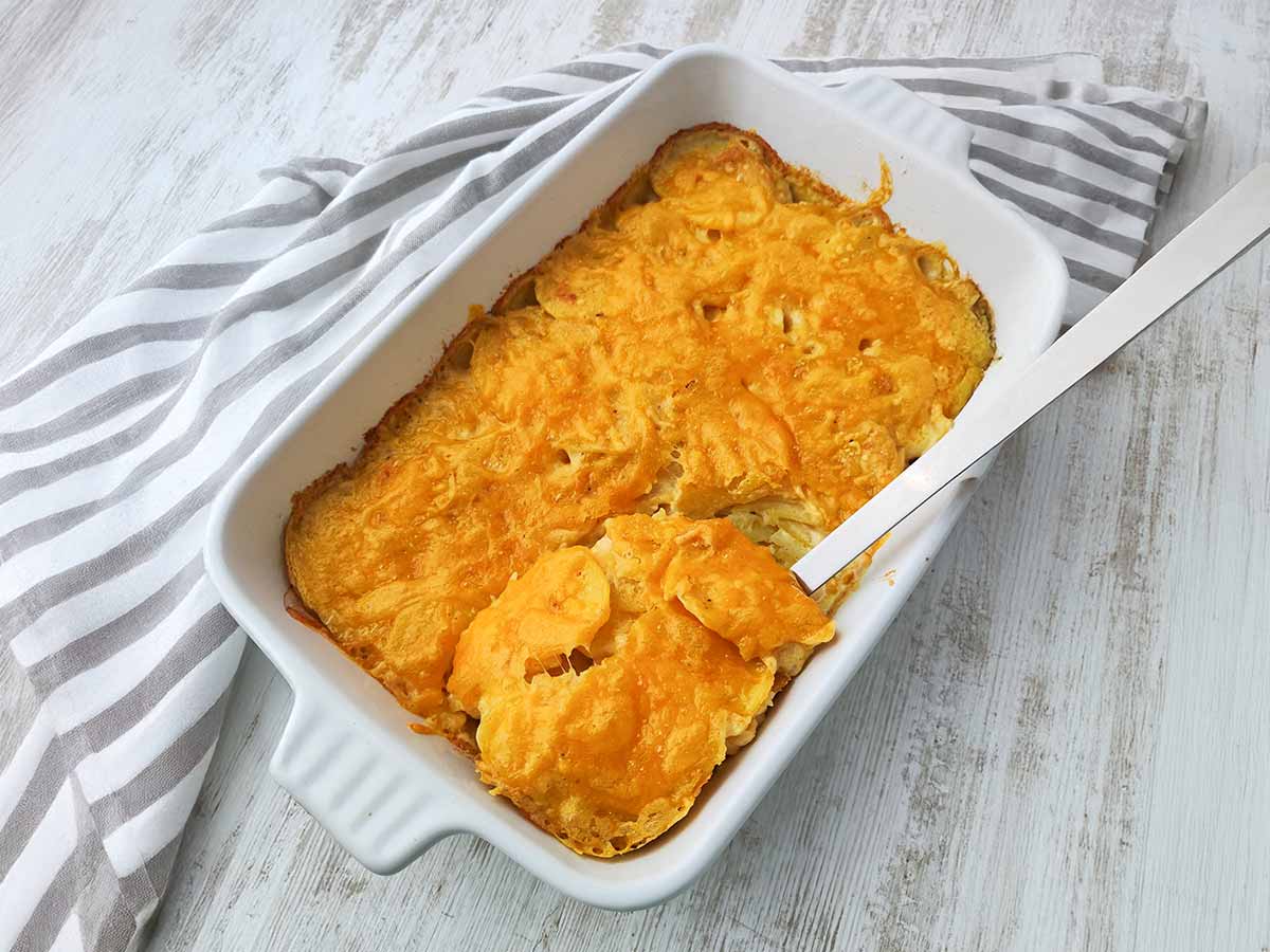 Auflaufform mit Kartoffelgratin mit veganem Käse.