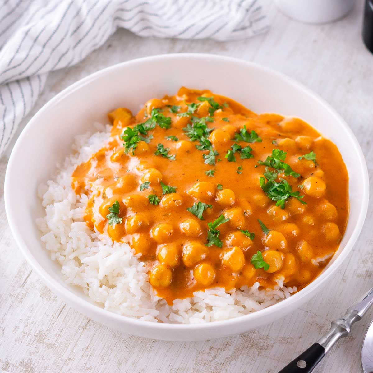 Veganes Kichererbsencurry mit cremiger Paprikasoße