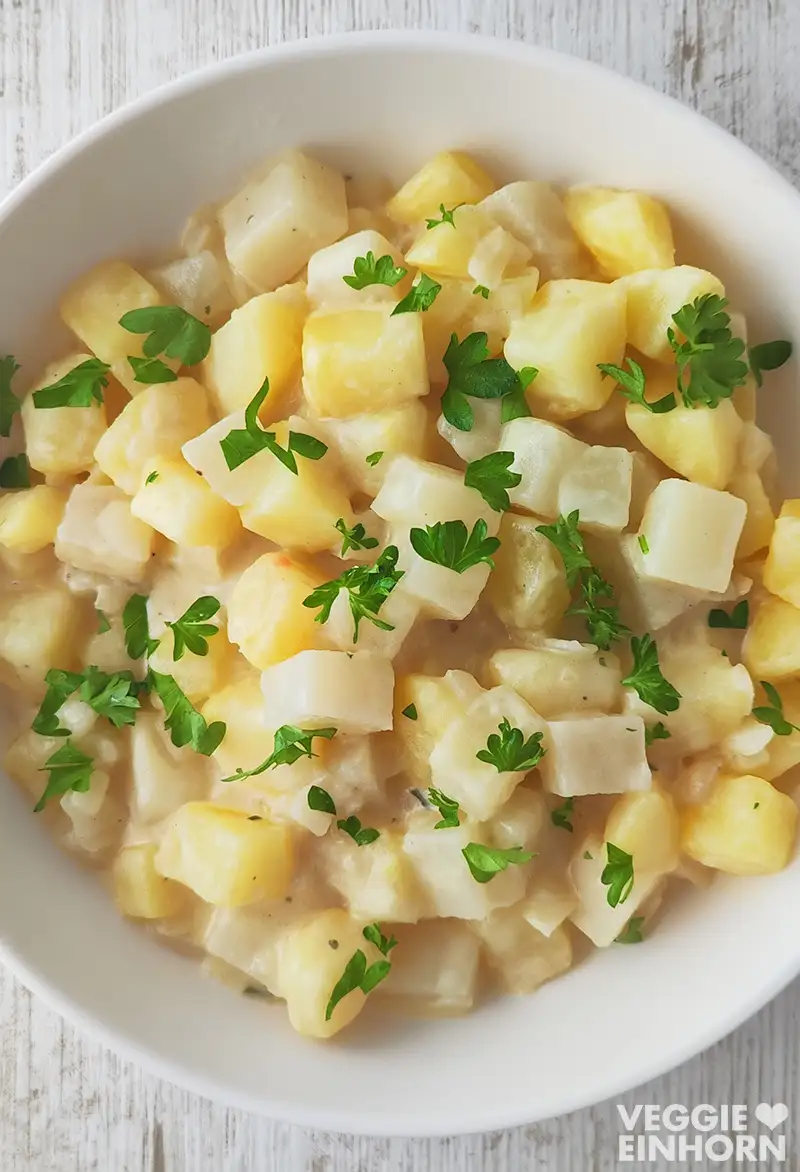 Veganes Kohlrabi-Kartoffel-Gemüse von oben fotografiert, serviert auf einem weißen Teller.