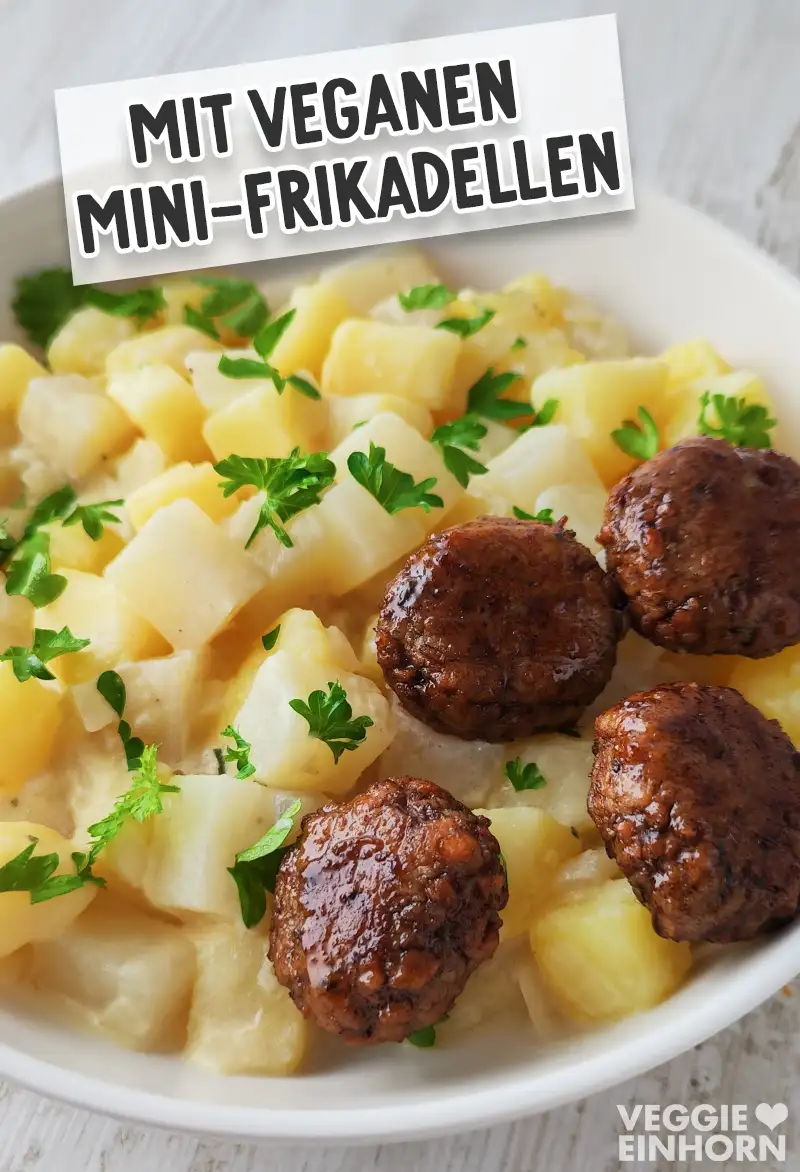 Veganes Kohlrabi-Kartoffel-Gemüse mit veganen Mini-Frikadellen, bestreut mit frischer Petersilie.