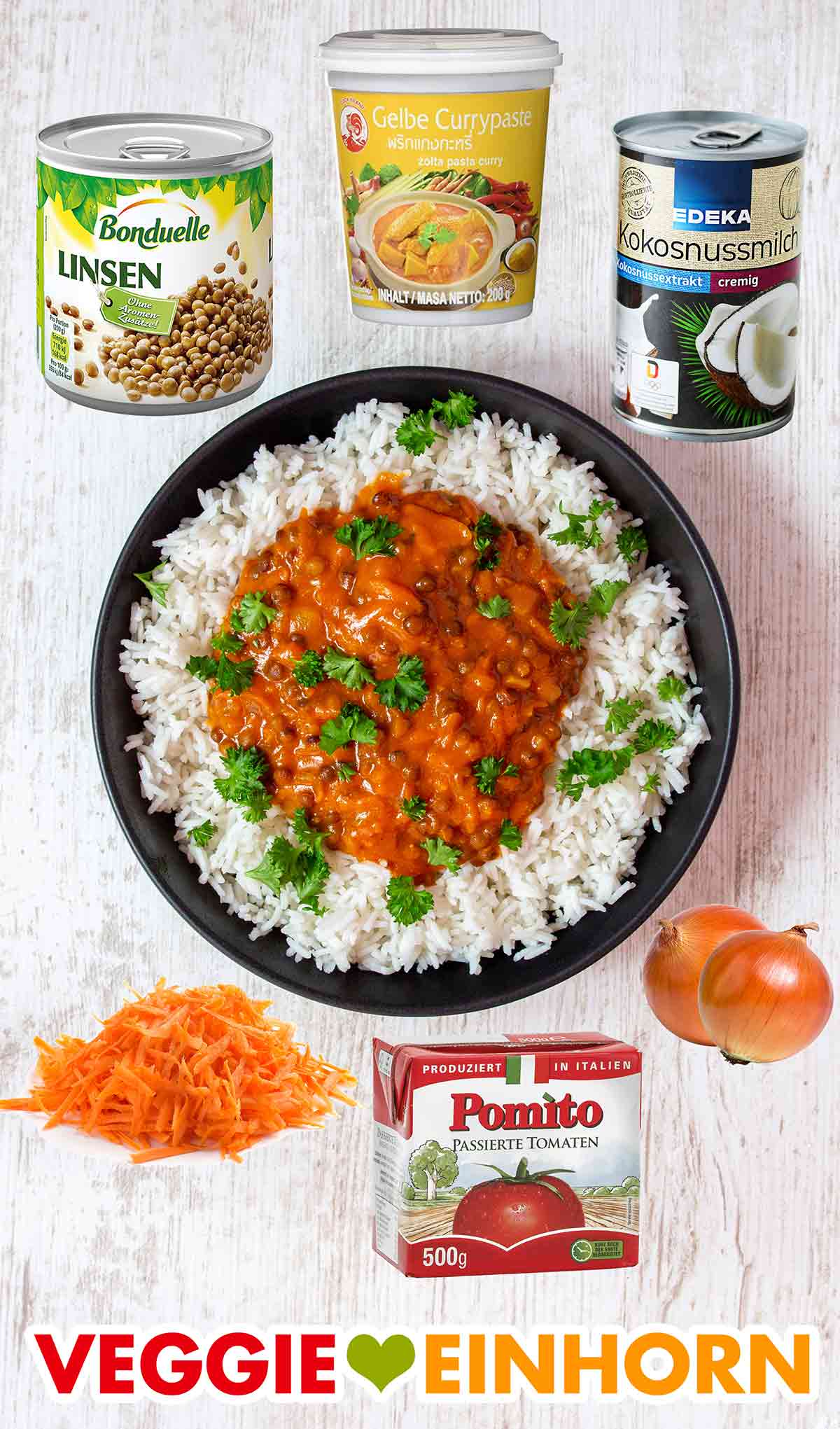 Veganes Linsencurry mit Currypaste und Möhren auf einem Teller mit Reis