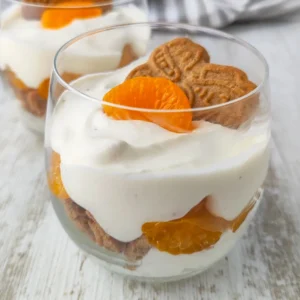 Ein Glas mit veganem Mandarinen Spekulatius Dessert, im Hintergrund steht ein weiteres Dessertglas.