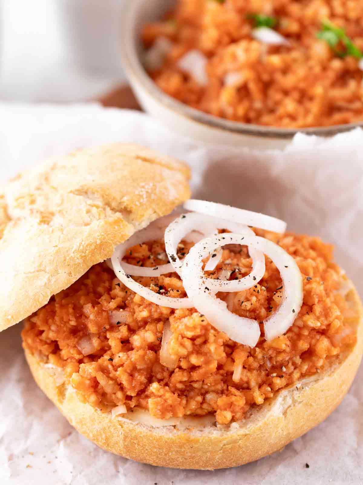 Veganes Mett auf einem Brötchen