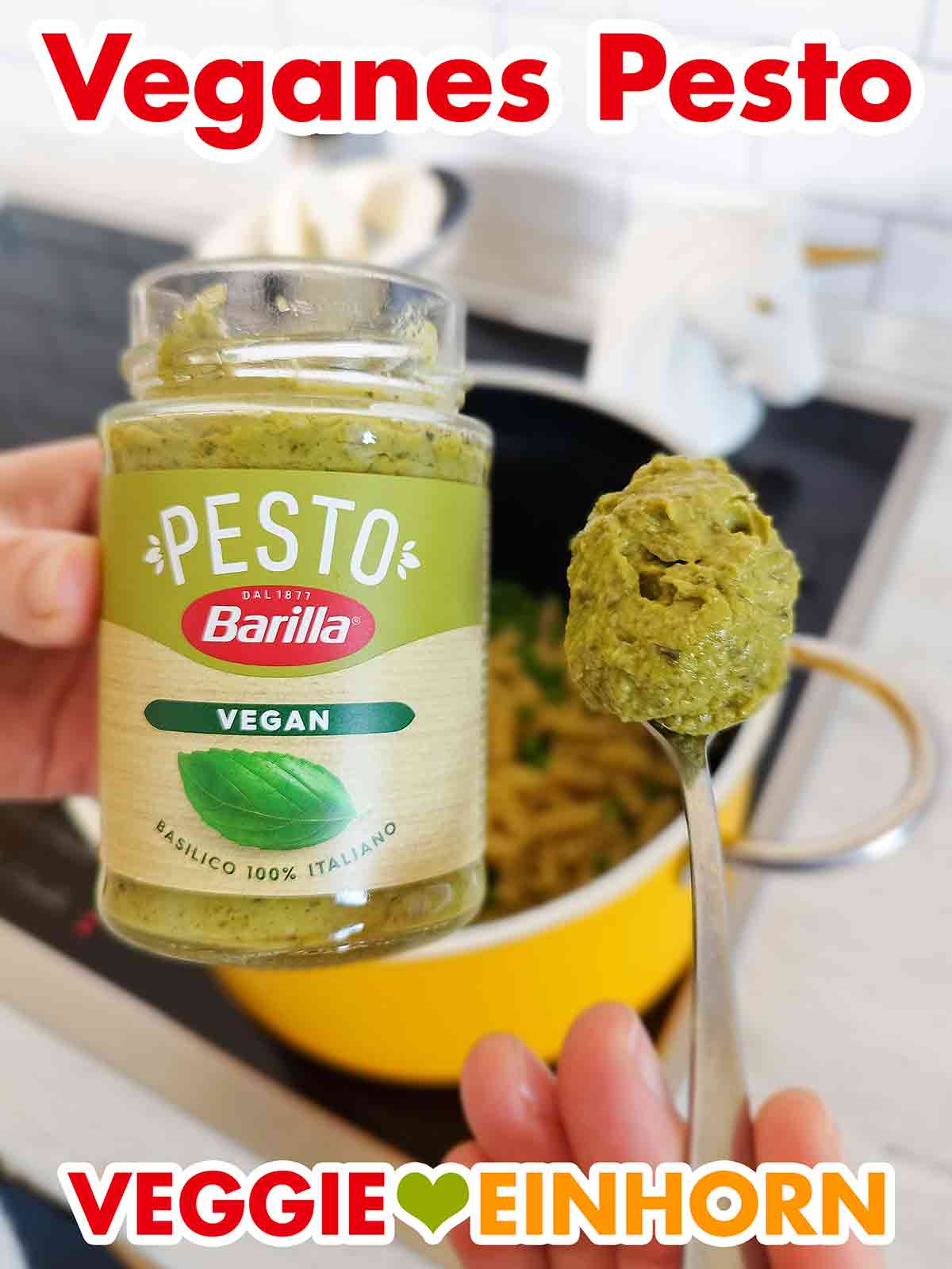 Ein Glas veganes Pesto von Barilla und ein Teelöffel mit Pesto