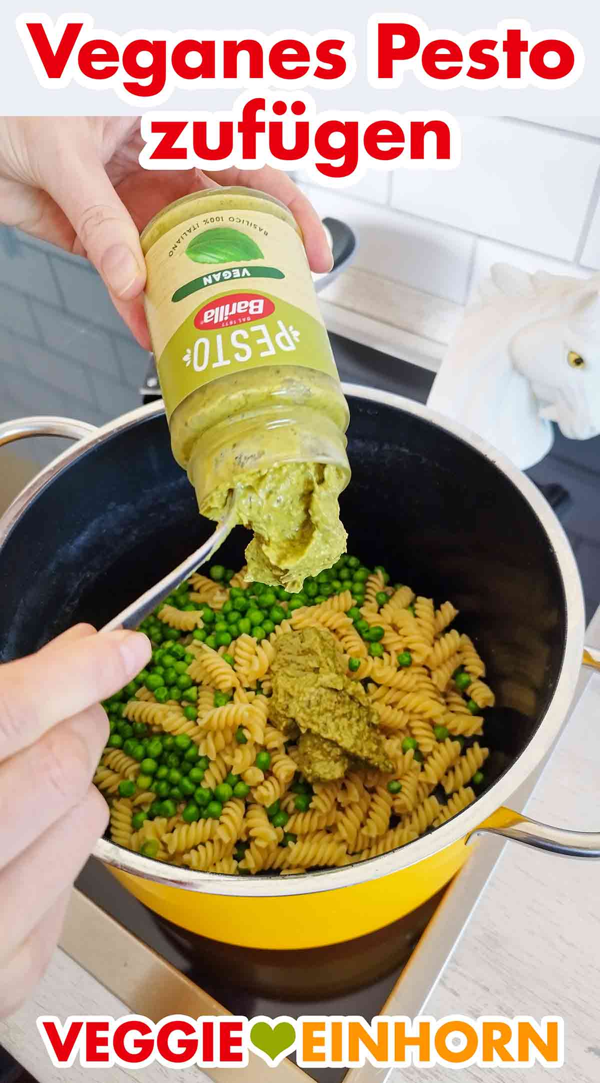 Das vegane Pesto wird in den Topf zu den Nudeln und Erbsen zugefügt.