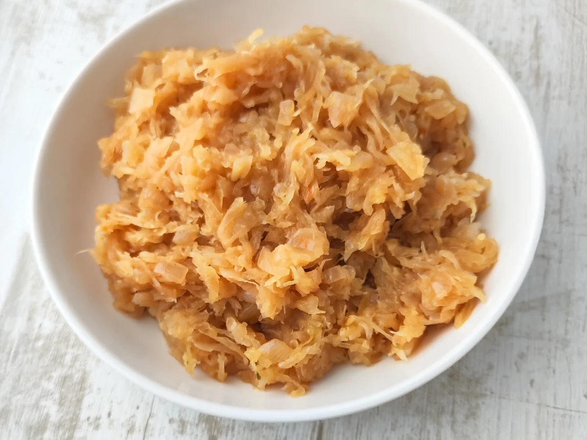Veganes Sauerkraut angerichtet in einer weißen Schüssel.