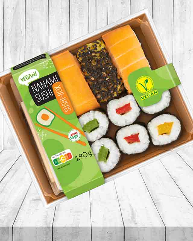 Eine Packung veganes Sushi von Rewe
