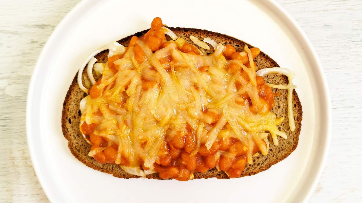 Überbackenes Brot mit Baked Beans aus der Dose und veganem Käse