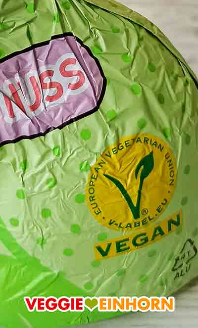 Veganes V-Label auf der Folie des Schoko Osterhasen