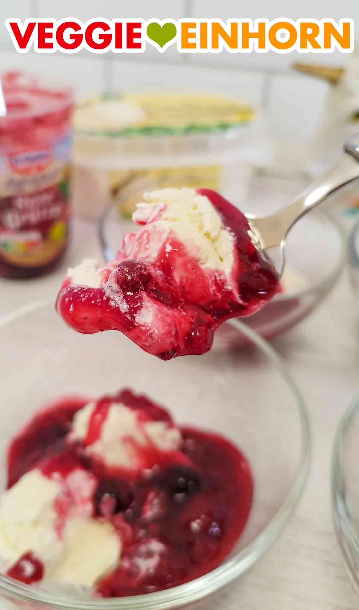 Dessertlöffel mit veganer roter Grütze von Dr. Oetker und veganem Cremissimo